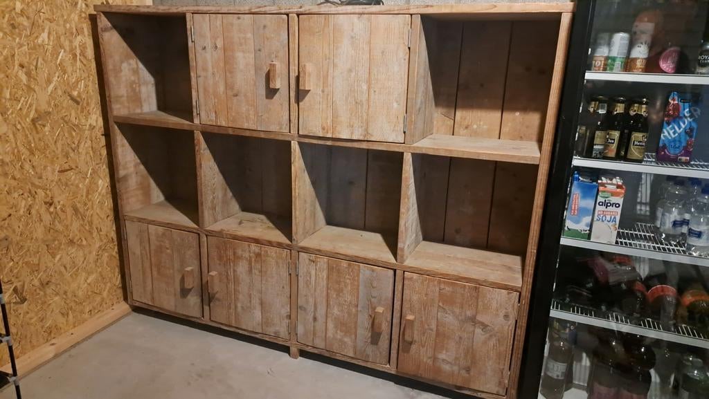 Tuinkamer kast van steigerplanken., Meerdere dieren, Postduif