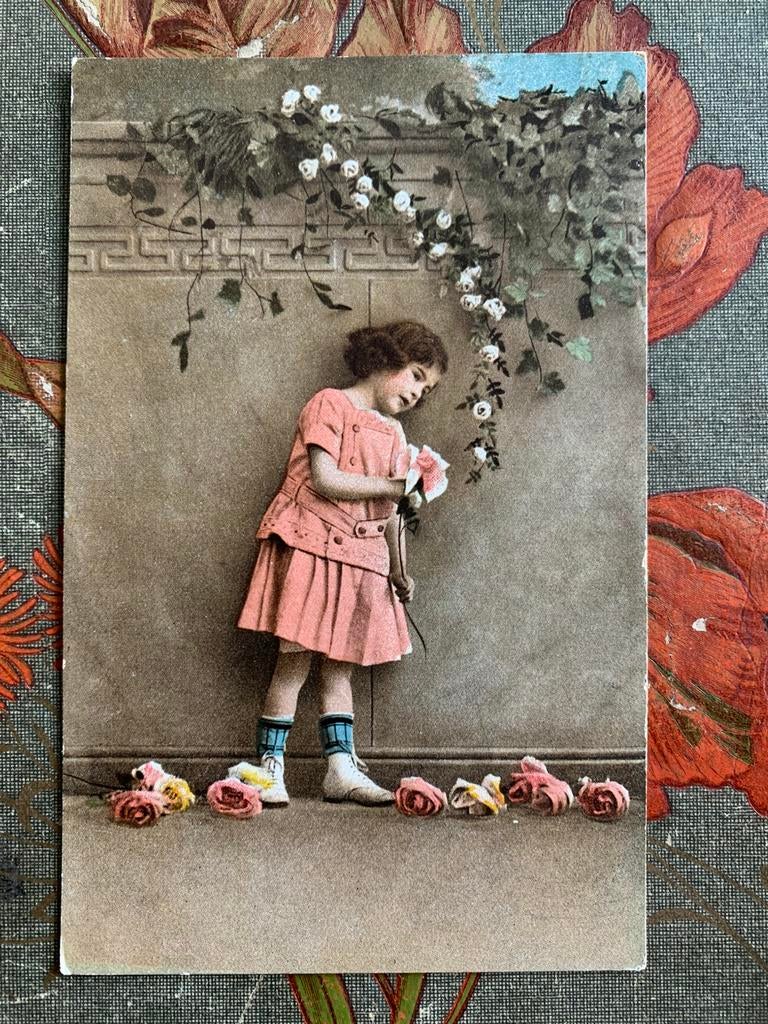 Meisje in roze jurkje, rozen (JJ), Ophalen of Verzenden, Voor 1920, Ongelopen, Kinderen