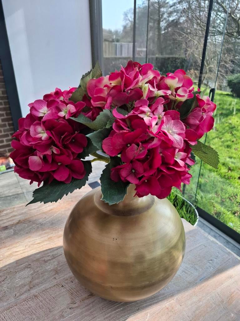 Koperkleurige vaas met roze hortensia's, Huis en Inrichting, Woonaccessoires | Vazen, Overige materialen, Overige kleuren, 50 tot 75 cm