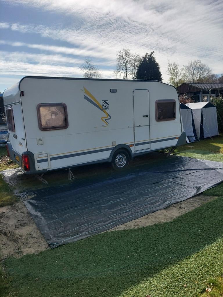 Knaus Sudwind 450 - Compacte en complete caravan, Caravans en Kamperen, Caravans, Particulier, tot en met 4, Rondzit, Knaus, Luifel