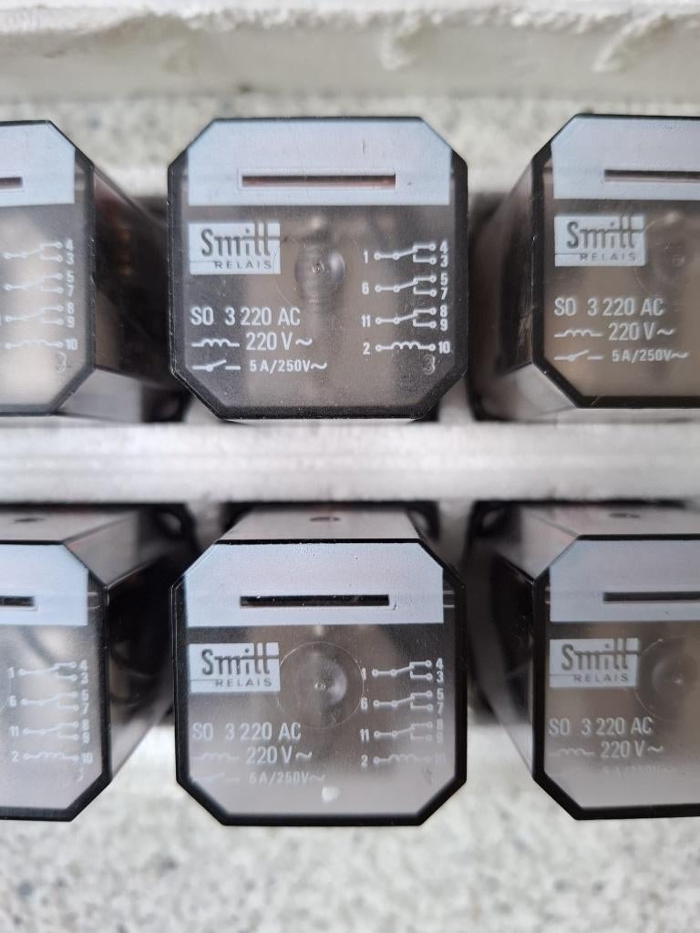 Smitt relais 220 V met 3 kontakten en relais voetje, Ophalen of Verzenden, Nieuw