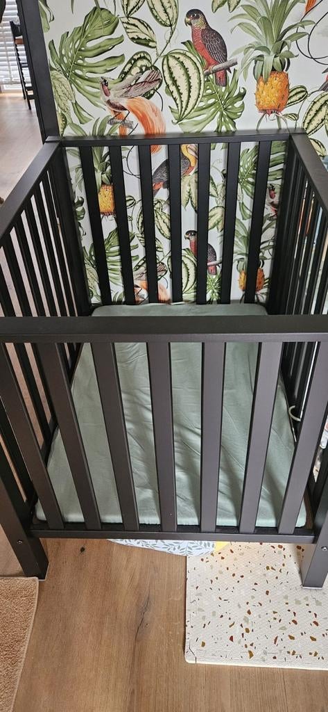 Zwart box met matrasje en hoes, Ophalen, Gebruikt, Ledikant