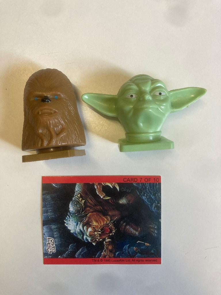 2 1995 Topps candy container heads + card Yoda Chewbacca, Verzamelen, Star Wars, Ophalen of Verzenden, Zo goed als nieuw, Actiefiguurtje