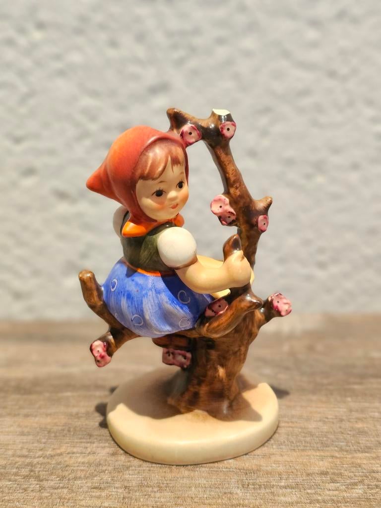 Goebel Hummel Beeldje - Meisje op Rozentak 141 3/6, Ophalen of Verzenden