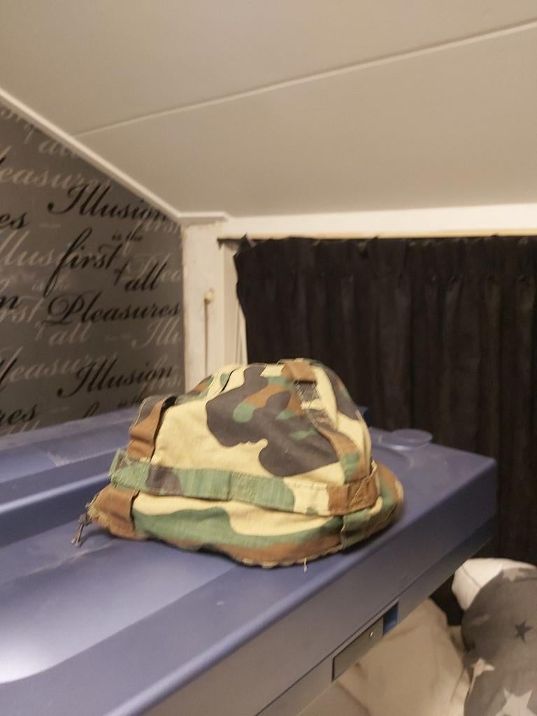 Helmhoes goed onderhouden met haakjes, Ophalen of Verzenden, Landmacht, Nederland, Helm of Baret