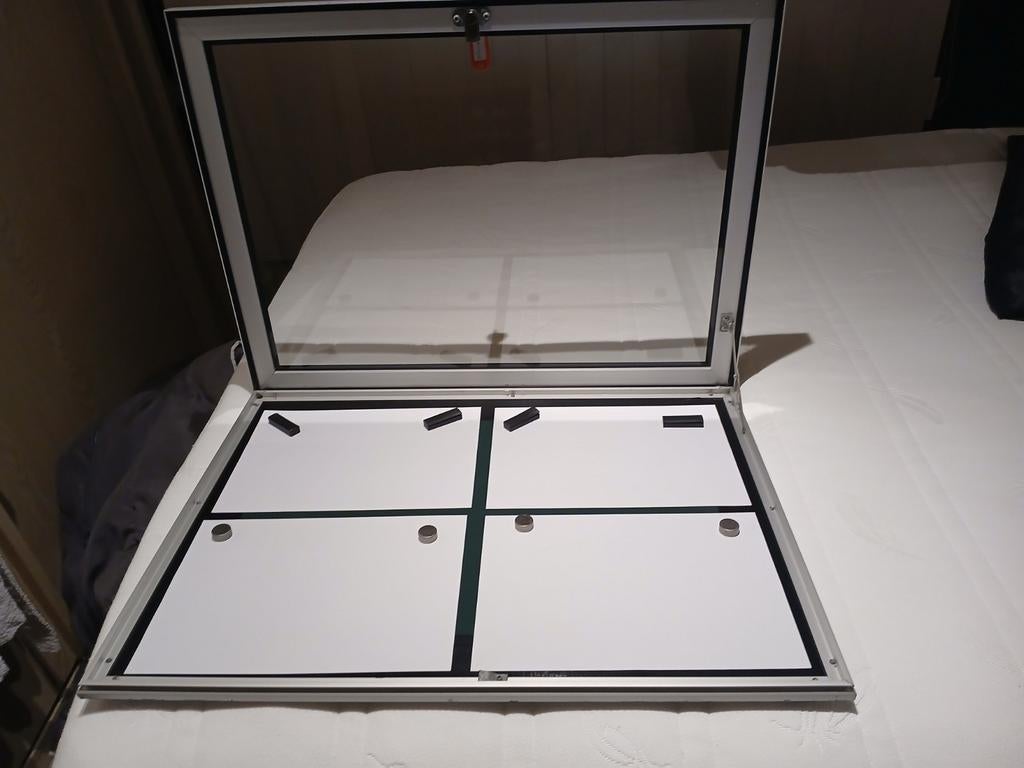 Publicatiebord aluminium/glas, Huis en Inrichting, Kasten | Vitrinekasten, Ophalen, Glas, 50 tot 100 cm, Minder dan 100 cm