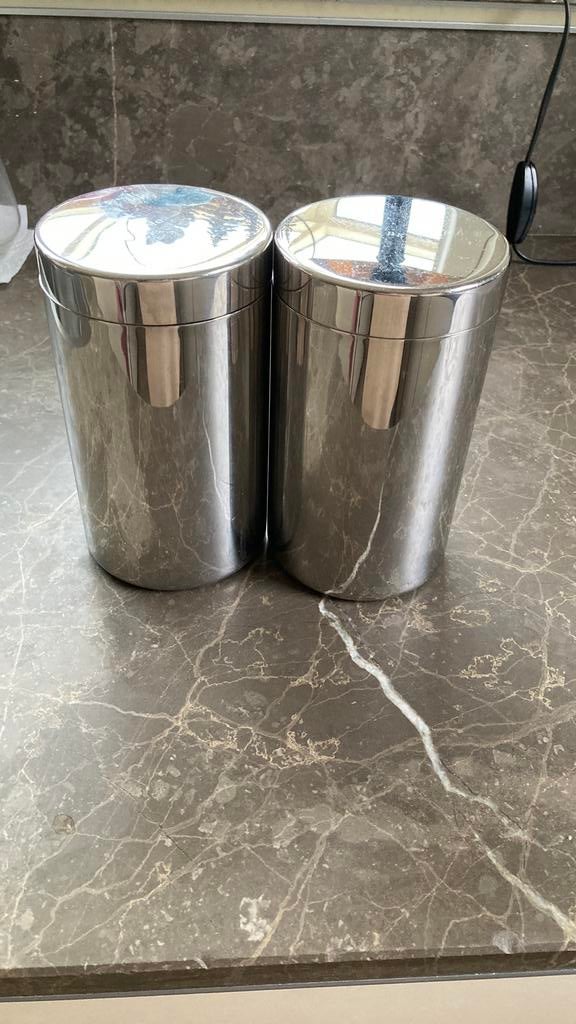 2 De voorraad busjes €7.50, Ophalen of Verzenden, Zo goed als nieuw, Kunststof