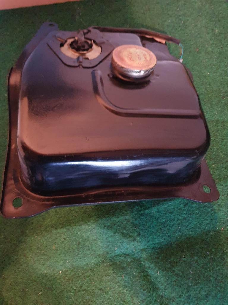 NIEUWSTAAT Benzinetank Sym  Allo / Cello origineel Tank, Fietsen en Brommers, Brommeronderdelen | Scooters, Ophalen of Verzenden