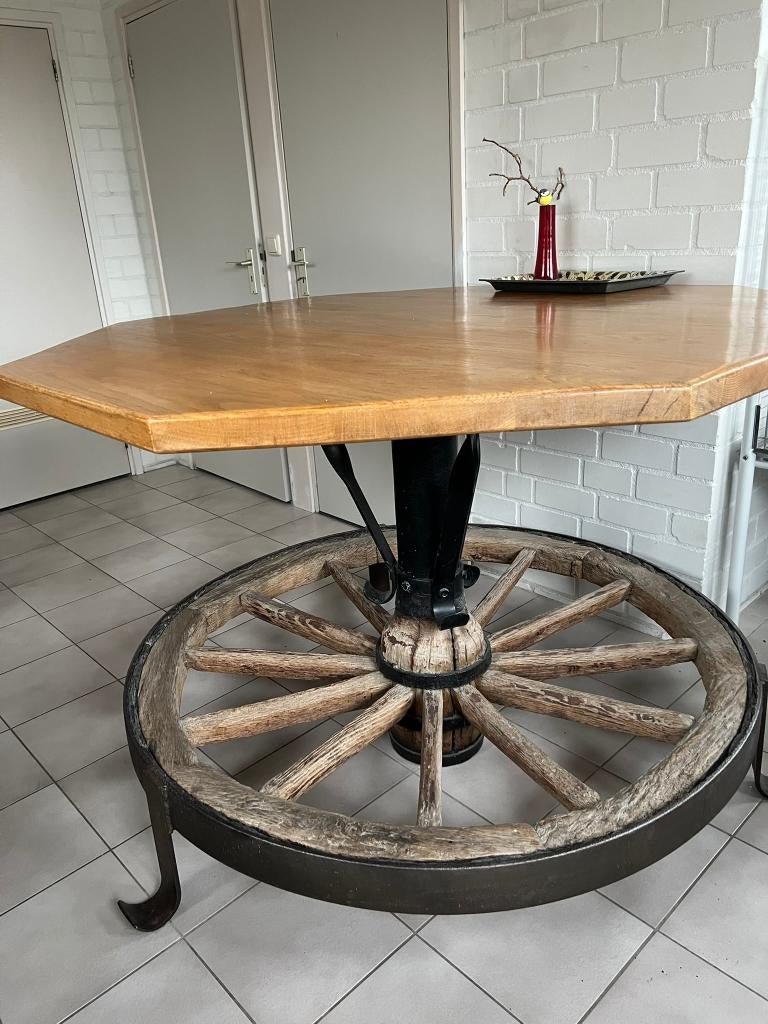 Hoge eettafel (bartafel) op basis van authentiek karrenwiel, Huis en Inrichting, Tafels | Salontafels, Ophalen, Gebruikt, 75 cm of meer