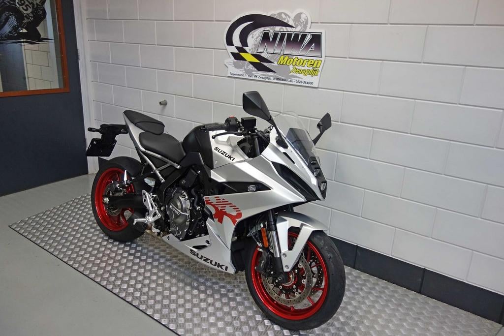 SUZUKI GSX-8R - foto 2