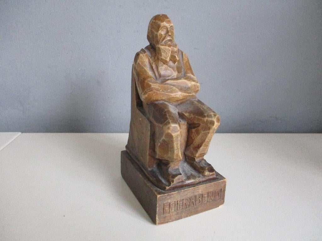 Houten beeld beeldje met monogram HP man in stoel, Ophalen of Verzenden