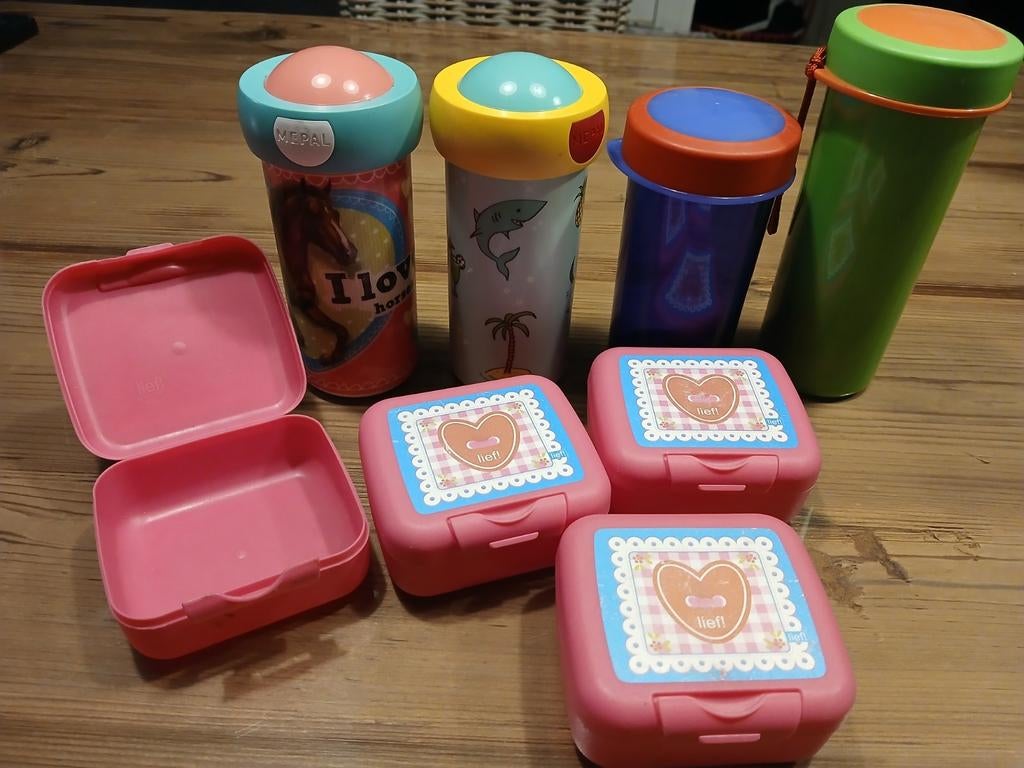 4 Bekers en 4 snackbakjes, Lief!, Mepal en Tupperware! Zgan., Ophalen of Verzenden, Zo goed als nieuw, Beker of Kan