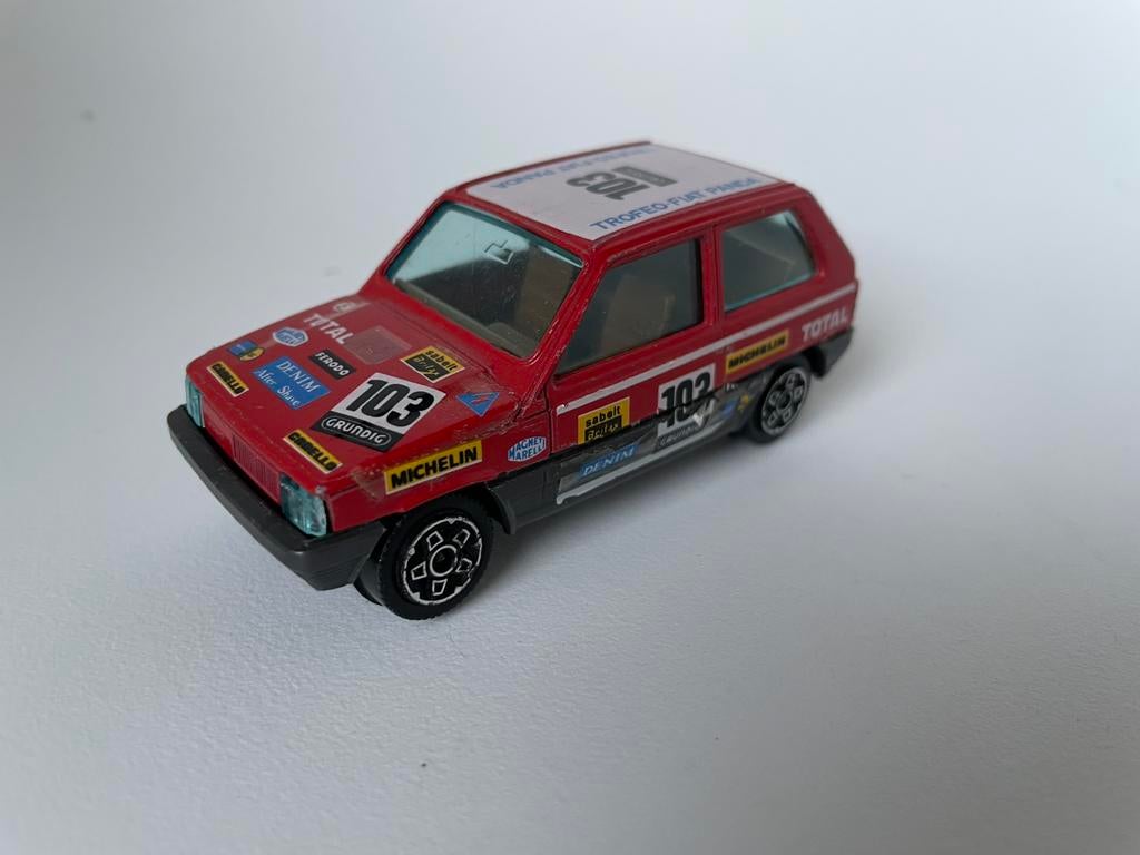 model Fiat Panda 3-d,  rood met stickers 1/43, Bburago, Hobby en Vrije tijd, Modelauto's | 1:43, Ophalen of Verzenden, Gebruikt