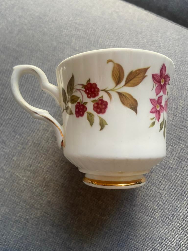 Vintage Royal Stafford Kopje - Fragrance Bone China, Huis en Inrichting, Keuken | Servies, Ophalen of Verzenden, Zo goed als nieuw