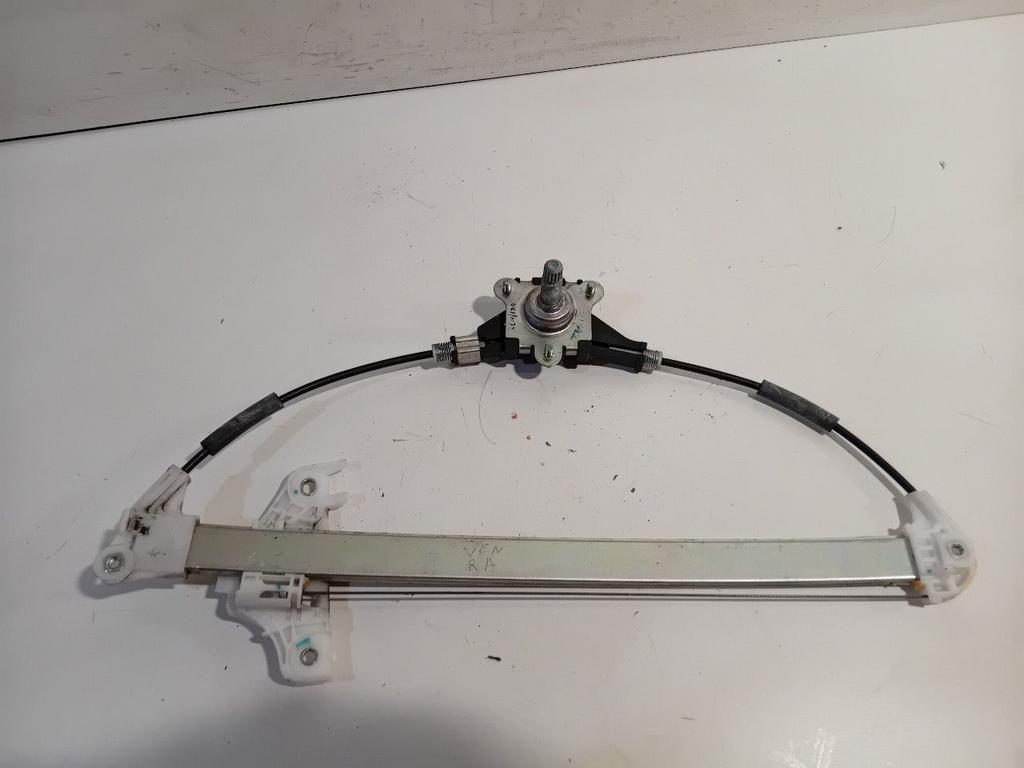 Raammechaniek rechts achter Suzuki Baleno, Auto-onderdelen, Onderdelen@venauto.nl, Van der Ven Autorecycling B.V., Gebruikt, Ettenseweg 76, 4706 PB Roosendaal, The Netherlands