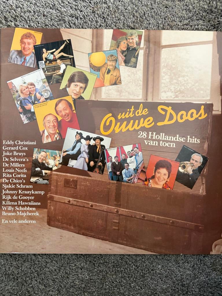 LP - Uit de Ouwe Doos - 28 Hollandse Hits, Ophalen, Zo goed als nieuw, Levenslied of Smartlap