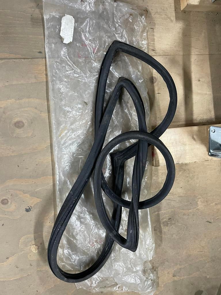 Toyota corona rt80 voorruit rubber nieuw 56121-20050, Ophalen of Verzenden