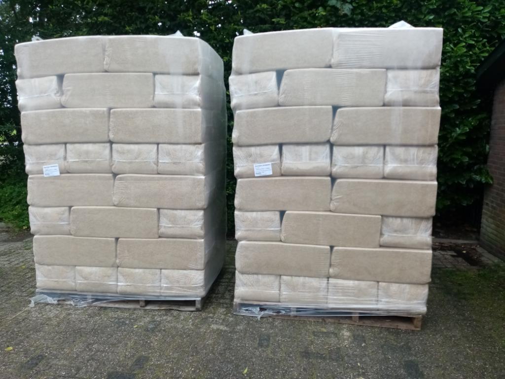 Tekoop balen fijngemalen kool- tarwestro voor in de ligboxen