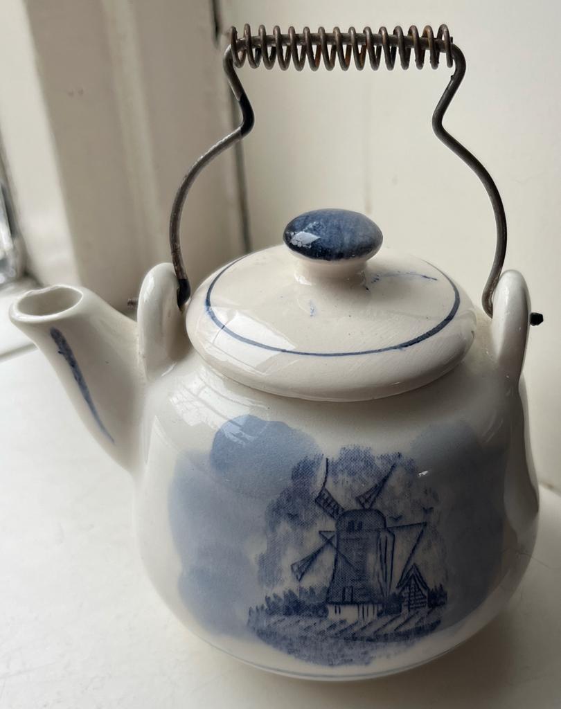 Miniatuur theepotje met molen decoratie, Ophalen of Verzenden