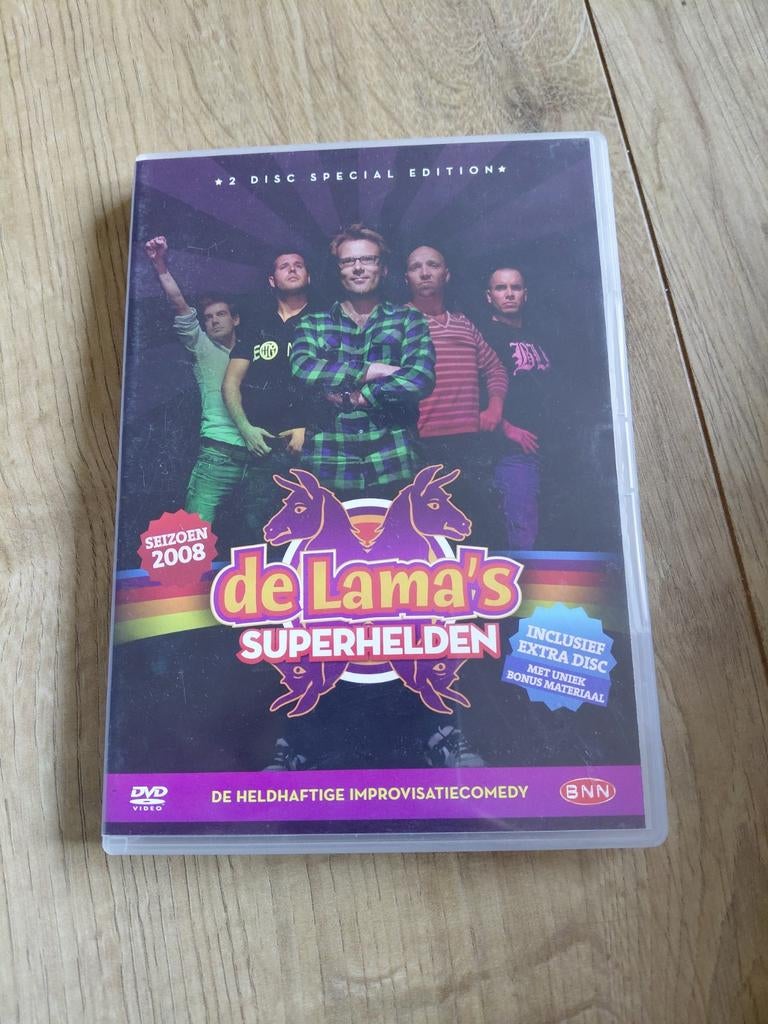Gratis: De Lama's Superhelden DVD + bonus, Alle leeftijden, Ophalen, Zo goed als nieuw, Stand-up of Theatershow