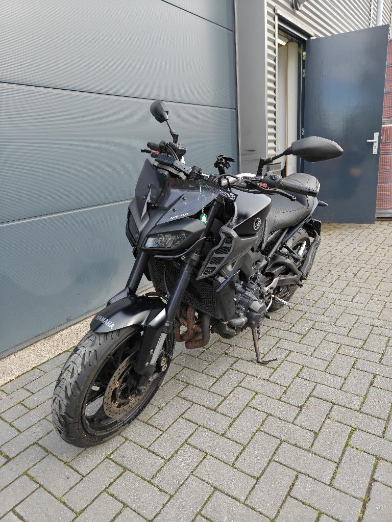 Mt-09 met Akrapovic, Handvatverwarming, Motorrijbewijs A, 3 cilinders, Particulier
