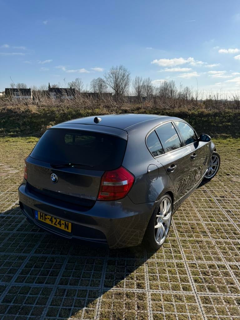 BMW 118i 2.0 E87 LCI Fabrieksaf M-pakket | Schuif-/kanteldak, 1-Serie, Achterwielaandrijving, 1995 cc, Zwart