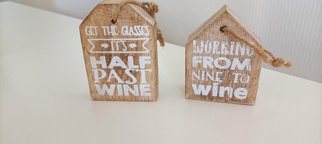 Kleine houten huisjes met wijn tekst, Huis en Inrichting, Ophalen of Verzenden, Zo goed als nieuw