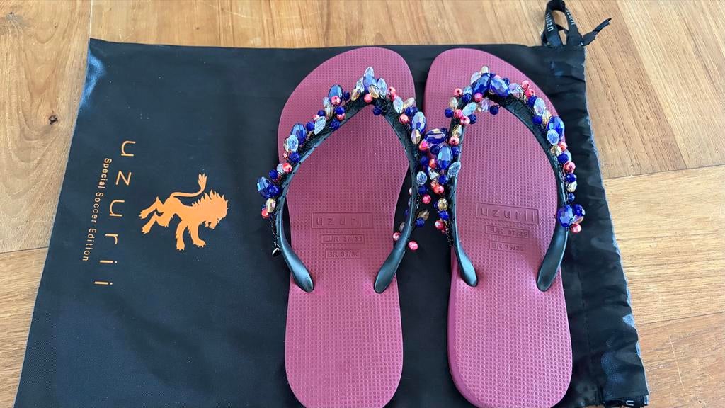 Nieuwe Uzurii teenslippers maat 37/38, Kleding | Dames, Schoenen, Ophalen of Verzenden, Nieuw, Overige kleuren, Slippers