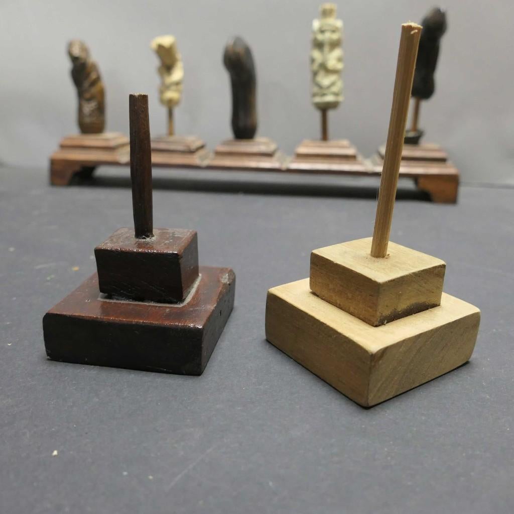 Ploncon Ukiran GX4 Standaard voor 5 Keris grepen kris hilts, Antiek en Kunst, Kunst | Niet-Westerse kunst, Ophalen of Verzenden