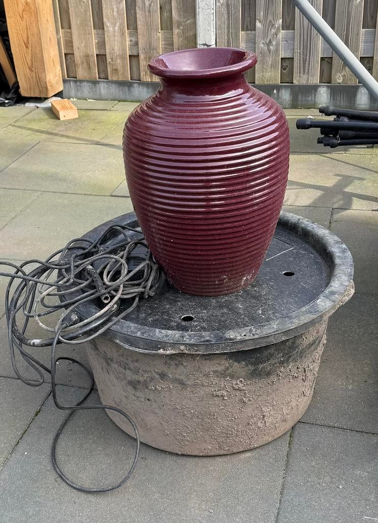 Tuin water ornament vaas. Incl pomp en ton, Ophalen of Verzenden, Gebruikt, Beton, Waterornament