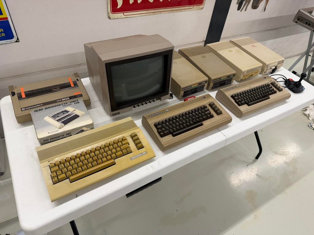 Commodore computers en bijbehoren | oa 3x commodore 64, Ophalen