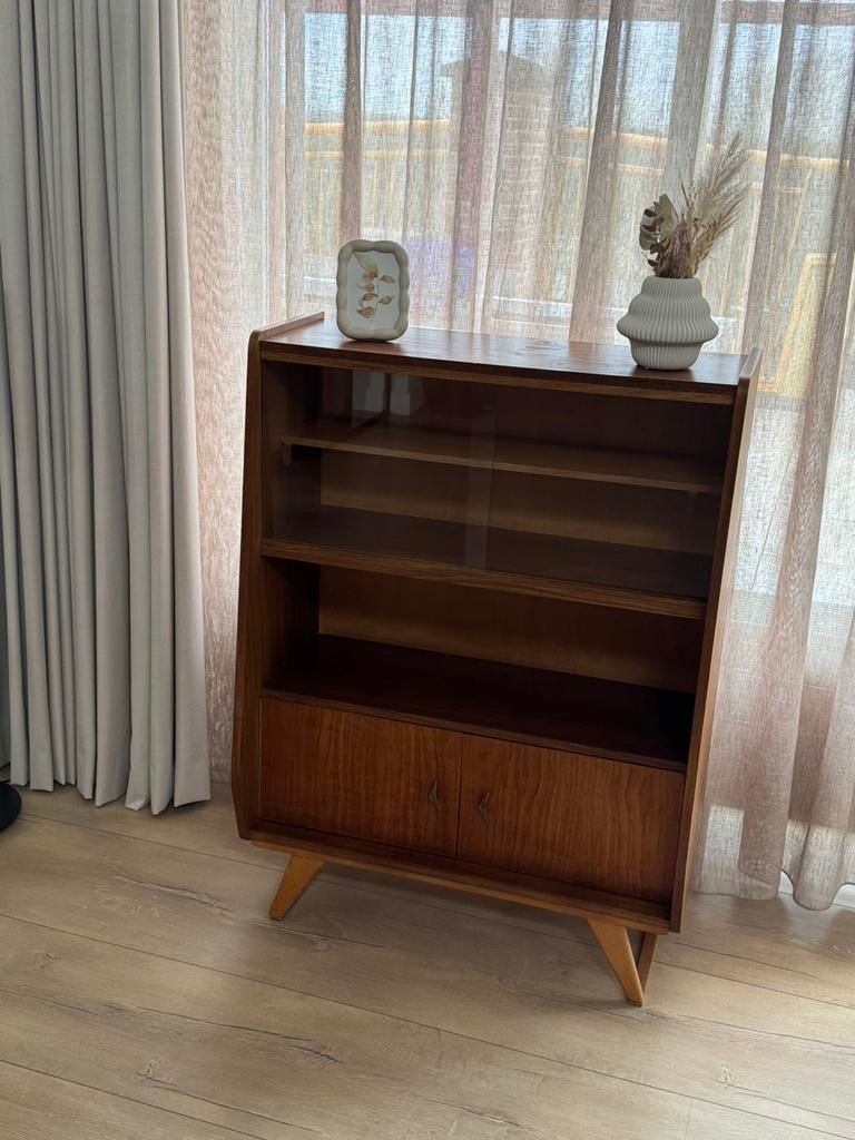 Vintage kastje met glazen deurtjes en schuine pootjes, Antiek en Kunst, Ophalen