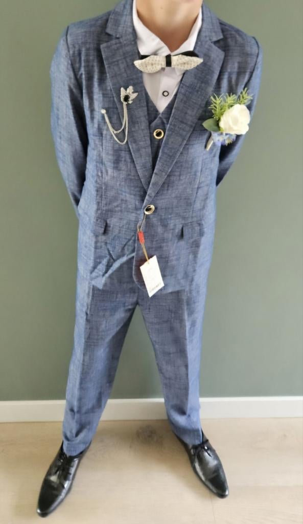 3 delig pak met corsage, strik en broche maat 160, Kinderen en Baby's, Ophalen of Verzenden, Zo goed als nieuw, Jongen