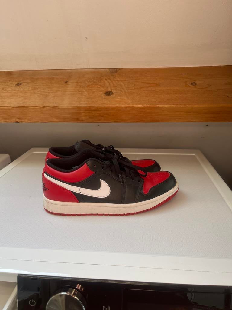 Jordan 1 Low zwart rood wit maat 41, Ophalen of Verzenden, Gedragen, Zwart, Sneakers of Gympen