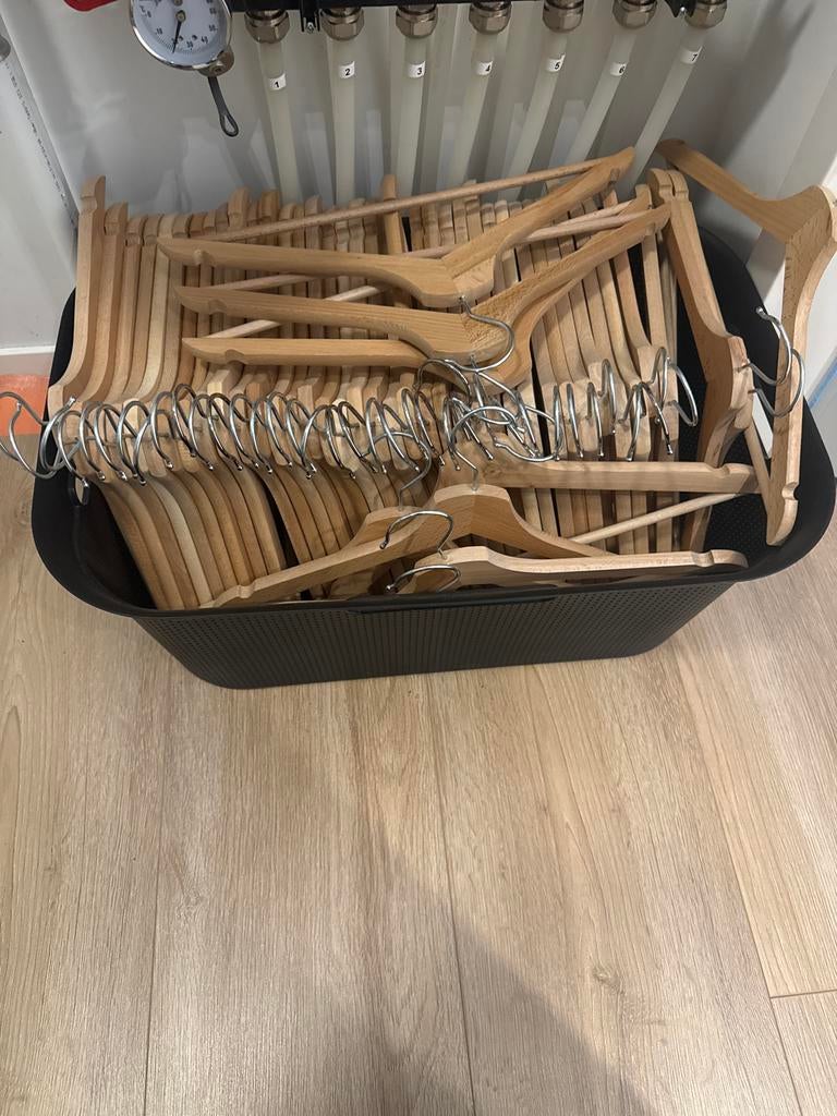 45 houten kledinghangers ikea BUMERANG, Gebruikt, Ophalen of Verzenden, Hout, Volwassenen