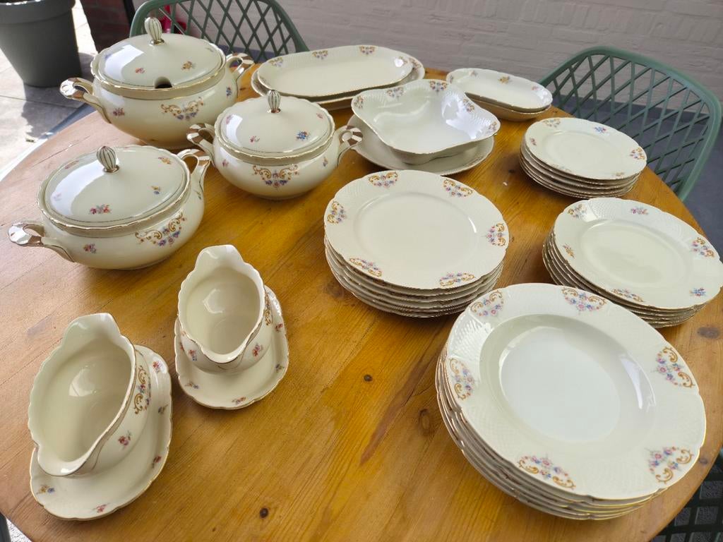 Vintage porseleinen servies met bloemmotief en gouden rand, Antiek en Kunst, Ophalen