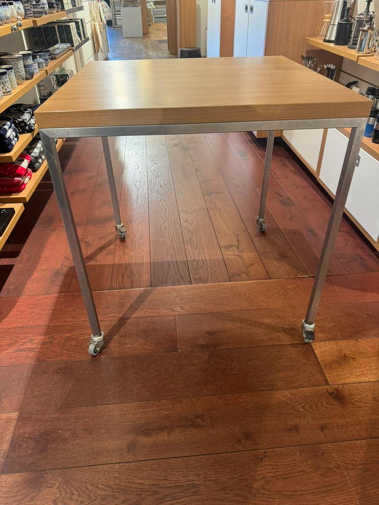 Tafel op wieltjes 2 stuks, Huis en Inrichting, Tafels | Bijzettafels, Ophalen, Gebruikt, Vierkant, 75 cm of meer