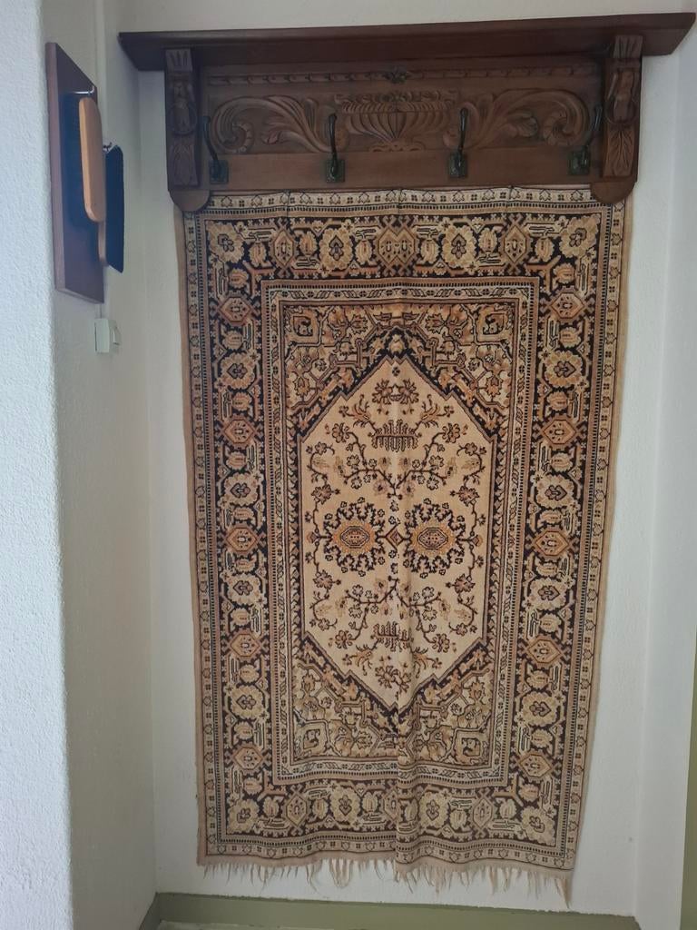 Houten wandkapstok met houtsnijwerk, Ophalen