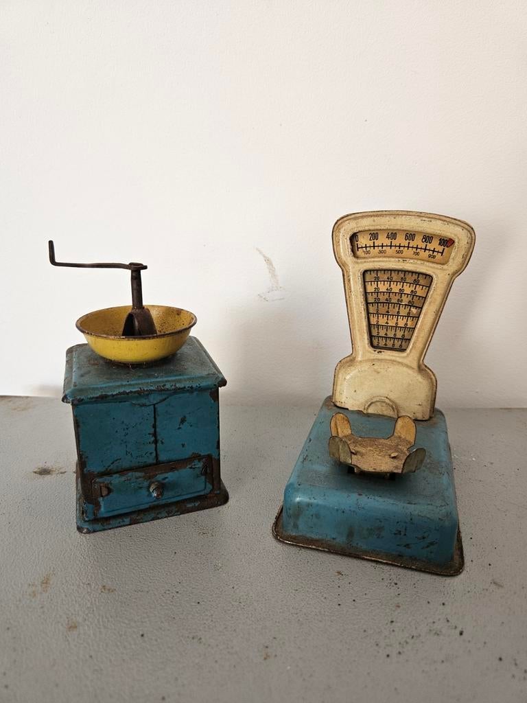 Oude speelgoed koffiemolen en weegschaal, Ophalen of Verzenden