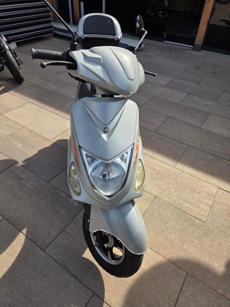 IVA Jet 50cc Scooter - Zilverkleurig met Topkoffer, Fietsen en Brommers, Gebruikt, Benzine, Ophalen, Overige merken