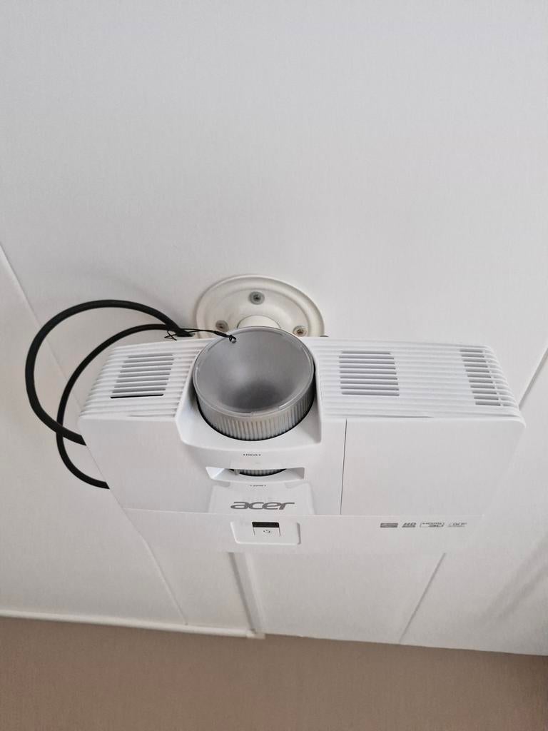 WK voetbal in mancave beamer met scherm en plafondbeugel, Ophalen of Verzenden, LED