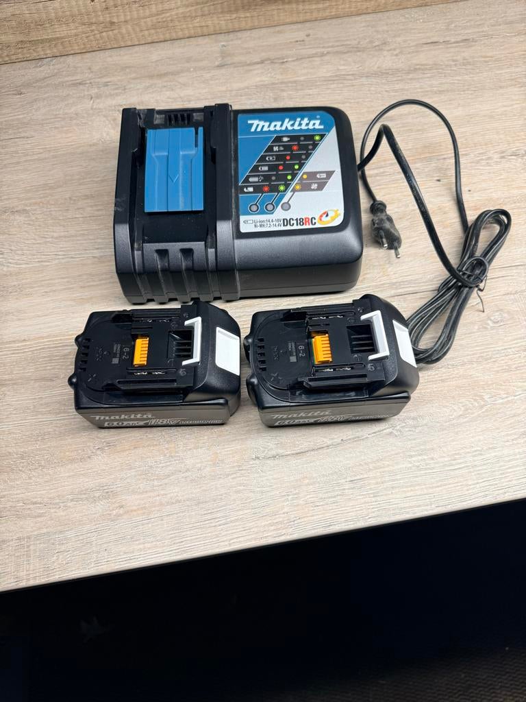 2 Makita 18V 6.0 Ah accu's met lader, Doe-het-zelf en Verbouw, Ophalen of Verzenden, Zo goed als nieuw, Minder dan 400 watt, Overige typen