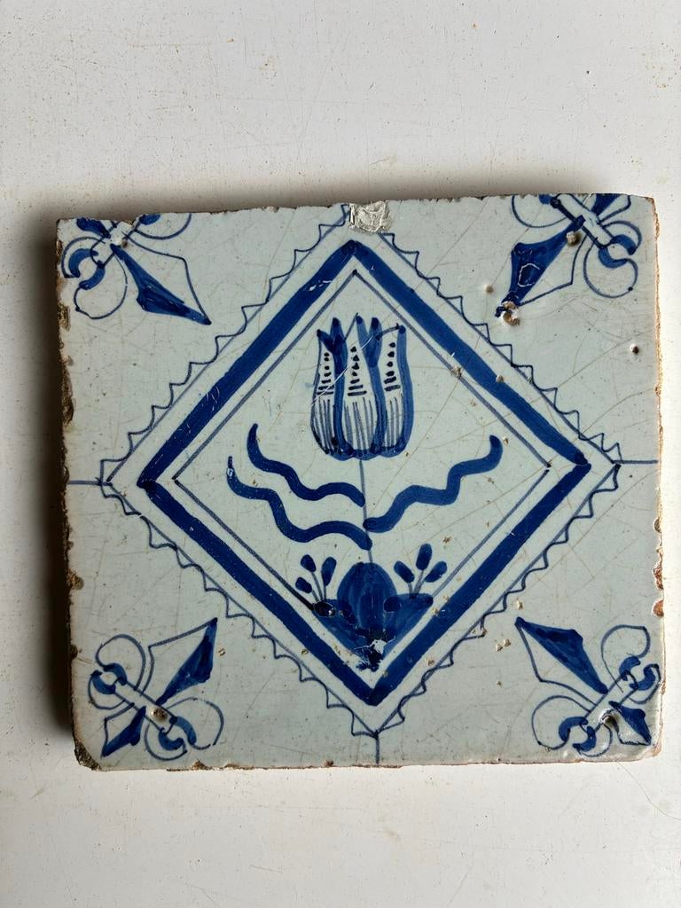 Antieke blauwe wandtegel met tulp, 17e eeuw, Antiek en Kunst, Antiek | Wandborden en Tegels, Ophalen of Verzenden