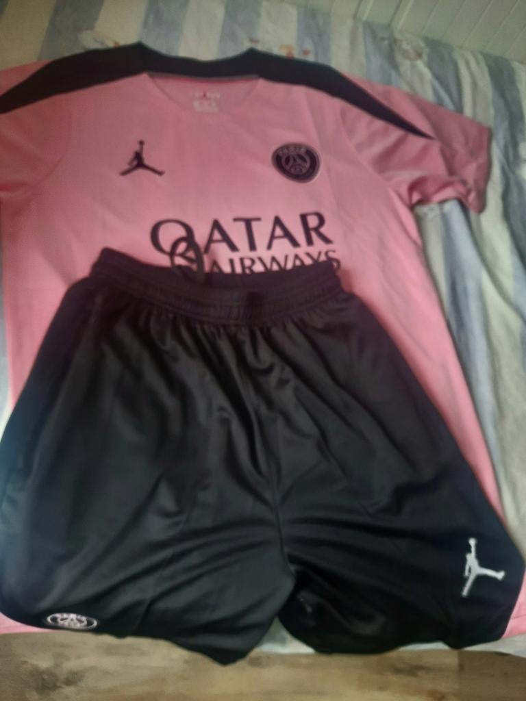 PSG Jordan tenue roze shirt en zwarte broek, Maat M, Ophalen of Verzenden, Gebruikt, Set