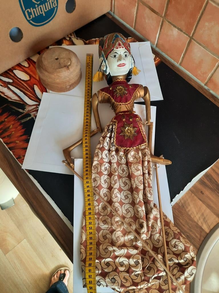 Houten wajangpop met textiel kleding, 60 cm, Antiek en Kunst, Kunst | Niet-Westerse kunst, Ophalen of Verzenden