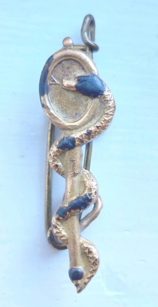 Esculaap geneeskunde militair baret embleem, Ophalen of Verzenden, Landmacht, Nederland, Embleem of Badge