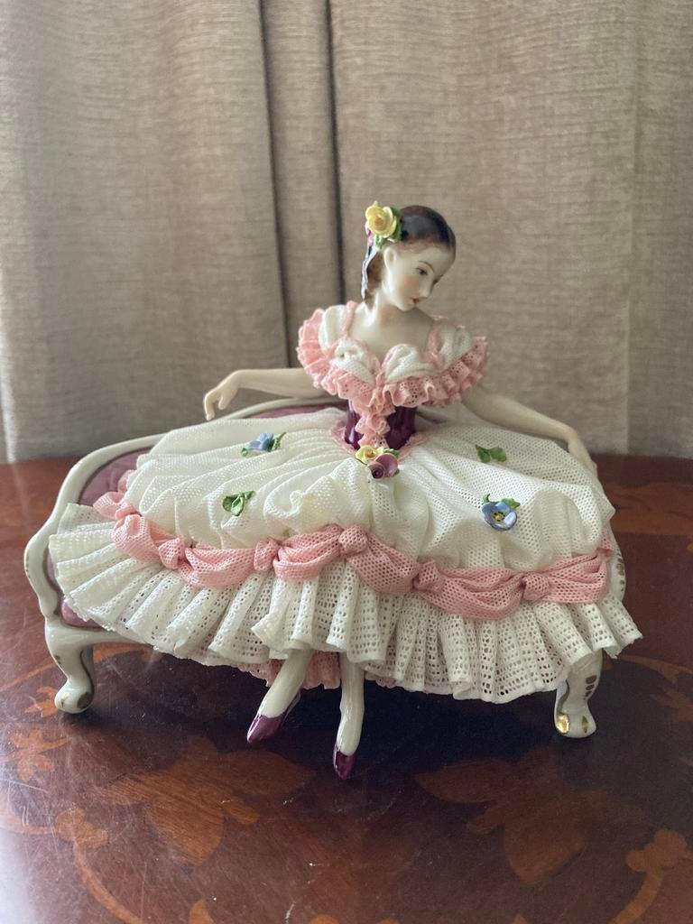 Volkstedt saksisch dresden porselein dame op bank puntgaaf, Antiek en Kunst, Antiek | Porselein, Ophalen