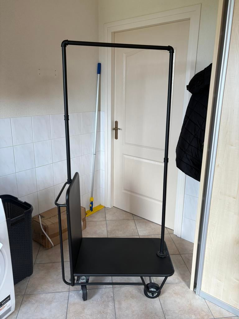 Zwart kledingrek op wielen, Kleding | Dames, Kledingrekken, Ophalen, Gebruikt