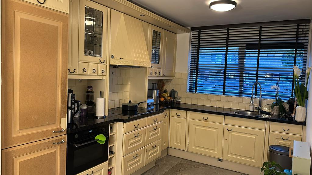 Keuken met alle aparatuur, Ophalen