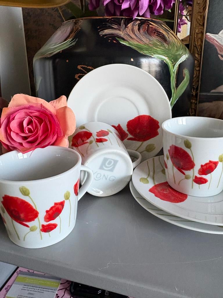 4 Kopjes + Schotels met Klaproos decoratie van Yong., Huis en Inrichting, Keuken | Servies, Ophalen of Verzenden, Zo goed als nieuw